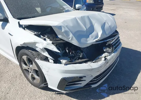 2018 Volkswagen Passat 2.0T R-Line/2.0T S z USA, uszkodzony, nr VIN 1VWAA7A30JC028381